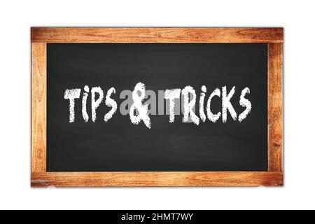 TRUCS et ASTUCES écrits sur un tableau noir en bois. Banque D'Images