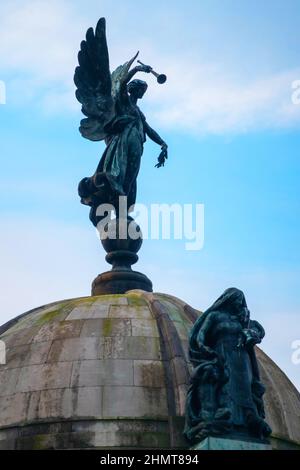 Statue d'ange ailé au sommet du Queen Victoria Monument à Liverpool Banque D'Images