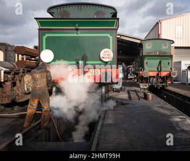 East Sussex, Royaume-Uni. 12th févr. 2022. Le Bluebell Railway reprend son service de train à vapeur normal après l'hiver et les écluses. La locomotive 263 de classe 'H' est préparée pour son dernier week-end avant l'expiration de son billet et a sa révision de 10 ans. Bluebell Railway, Sheffield Park, East Sussex, Royaume-Uni 12th Fév 2022 crédit : Repans/Alay Live News Banque D'Images