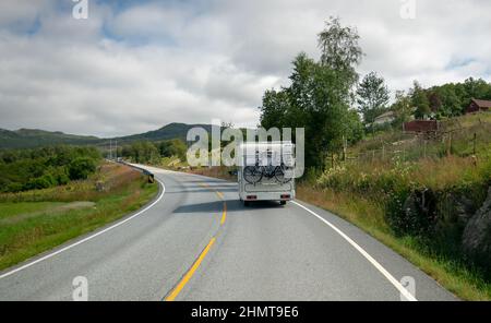 VR Caravane voiture sur l'autoroute. Locations de tourisme et voyages. Belle Nature Norvège paysage naturel. Banque D'Images