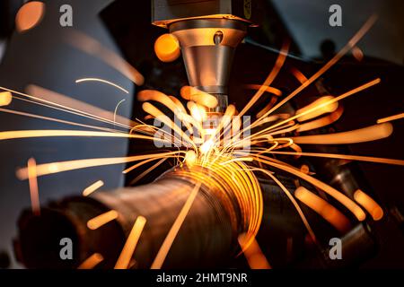 CNC découpe au laser du métal, technologie industrielle moderne fabrication de détails industriels. L'optique laser et la commande numérique par ordinateur (CNC) sont utilisées pour Banque D'Images