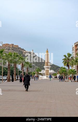 Oran, Algérie: Vue à angle bas du fort de Santa Cruz et de la chapelle vue de Tahtaha Monument aux morts, Mdina Djdida. Personnes marchant et palmiers sur eac Banque D'Images