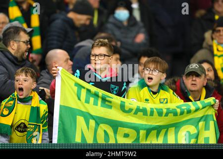 Les jeunes fans de Norwich City pressent leur équipe - Norwich City v Crystal Palace, Premier League, Carrow Road, Norwich, Royaume-Uni - 9th février 2022 utilisation éditoriale uniquement - des restrictions DataCo s'appliquent Banque D'Images