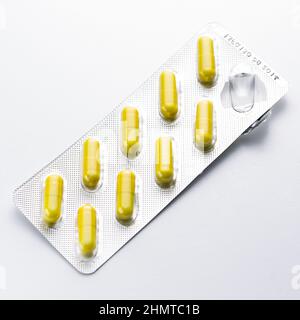 Capsule jaune comprimés comprimés dans un emballage de blister médecin antibiotique pharmacie médecine médicale Banque D'Images