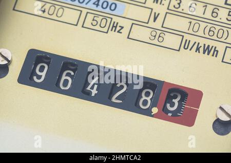 un compteur d'électricité mesure le courant consommé. économiser symbolfoto pour le prix de l'électricité et de l'électricité Banque D'Images