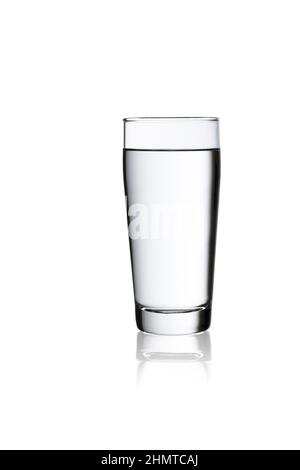 Un verre d'eau potable sur fond blanc isolé de coupe willi avec réflexion Banque D'Images