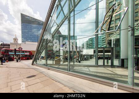 Cardinal place est un centre commercial et de bureaux à Londres, près de la gare Victoria et en face de la cathédrale de Westminster Banque D'Images