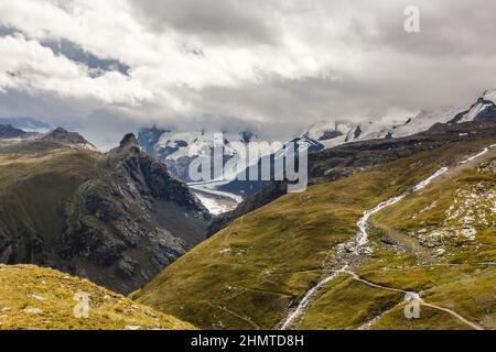 Belle excursion d'exploration à travers les montagnes en Suisse. Banque D'Images