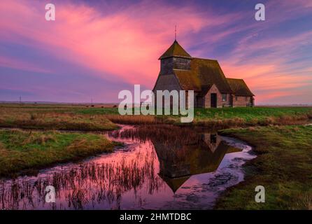 Église St Thomas Becket, Romney Marsh, à Dawn. Kent, Angleterre, Royaume-Uni. Banque D'Images