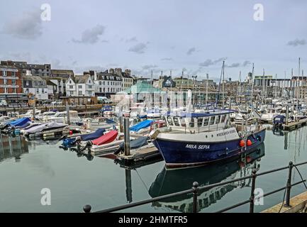 Plymouth Sutton Harbour, bassin intérieur, yachts au repos dans un havre sûr. Au premier plan le navire de recherche MBA Sepia. Banque D'Images