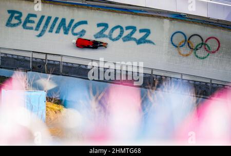 Pékin, Chine. 12th févr. 2022. (220212) -- BEIJING, le 12 février 2022 (Xinhua) -- Zhang Jing glisse sur la piste au National Sliding Centre, dans le district de Yanqing, Beijing, capitale de la Chine, le 2 février 2022. Zhang Jing, un étudiant diplômé de l'Université du sport de Tianjin, joue le rôle important de précurseur du squelette au Centre national de glisse pendant les Jeux Olympiques d'hiver de 2022 à Beijing. Les précurseurs prennent part aux tests pour fournir des informations de retour aux opérateurs et aux opérateurs de la piste. Si des problèmes sont détectés à une certaine position sur la piste, ils peuvent être réparés à temps, créant ainsi la meilleure marque de jeu Banque D'Images