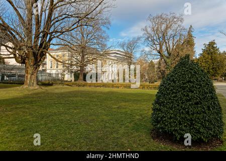 GRENOBLE, FRANCE, 1 février 2022 : jardin des plantes au centre-ville de Grenoble, avec bâtiment du Musée d'Histoire naturelle. Banque D'Images