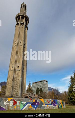 GRENOBLE, FRANCE, 1 février 2022 : Tour Perret (tour de montagne) dans le Parc Paul-Mistral et hôtel de ville dans le centre de Grenoble Banque D'Images