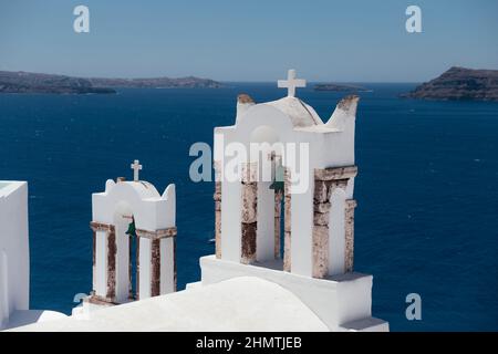 Vue sur la ville d'Oia avec église dans l'île de Santorini, Grèce. Vacances d'été et concept de vacances, voyage de luxe. Paysage merveilleux, architecture blanche. A Banque D'Images