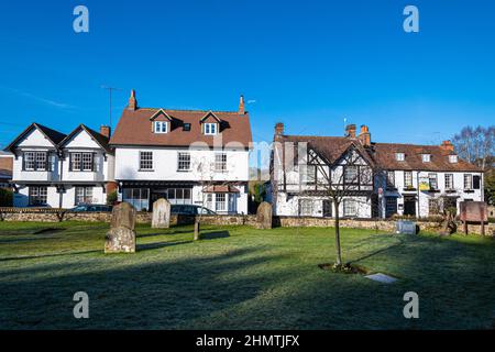 Le joli village de Mickleham à Surrey, vu du chantier naval, Angleterre, Royaume-Uni, lors d'une journée d'hiver ensoleillée avec un ciel bleu Banque D'Images