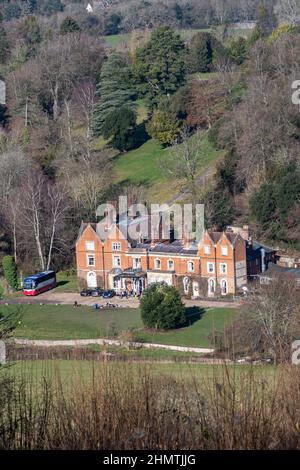 Vue sur le Juniper Hall, manoir du 17th siècle appartenant au Field Studies Center, utilisé pour les activités de plein air, près de Dorking à Surrey, Angleterre, Royaume-Uni Banque D'Images