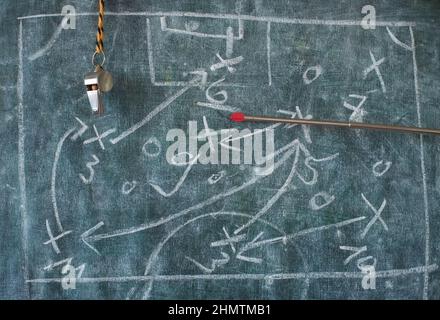 Les tactiques de football ou de football griffent avec le sifflet des entraîneurs et le bâton de pointeur sur le tableau noir. Grand événement de football cette année Banque D'Images