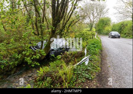 Voiture dans le fossé près de Ballinspittle, Co. Cork photo. John Allen Banque D'Images