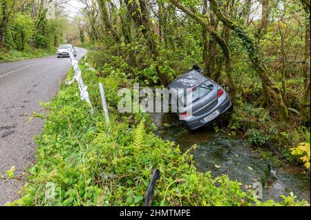 Voiture dans le fossé près de Ballinspittle, Co. Cork photo. John Allen Banque D'Images