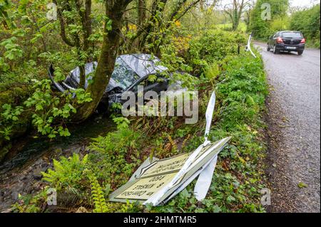 Voiture dans le fossé près de Ballinspittle, Co. Cork photo. John Allen Banque D'Images