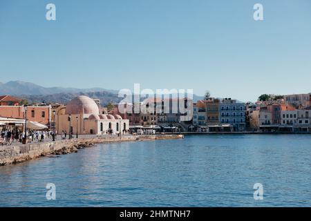 Bâtiments colorés et mosquée dans le vieux port vénitien de la Canée sur l'île de Crète, Grèce. Janissaries ou mosquée de Kioutsouk Hassan. Mosqu. Turque Banque D'Images