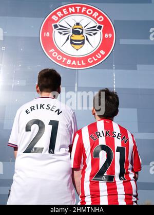 Les fans de Brentford portant Christian Eriksen posent pour une photo devant la boutique du club avant le match de la Premier League au Brentford Community Stadium, Londres. Date de la photo: Samedi 12 février 2022. Banque D'Images