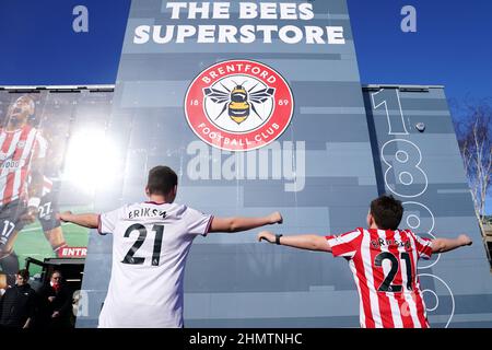 Les fans de Brentford portant Christian Eriksen posent pour une photo devant la boutique du club avant le match de la Premier League au Brentford Community Stadium, Londres. Date de la photo: Samedi 12 février 2022. Banque D'Images