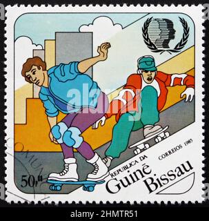 GUINÉE-BISSAU - VERS 1985 : un timbre imprimé en Guinée-Bissau montre le skateboard, année internationale de la jeunesse, vers 1985 Banque D'Images