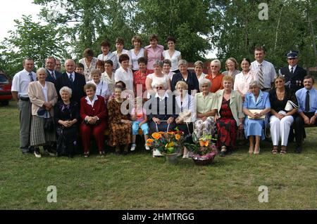 Szklarka Myślniewska, Wielkopolska, Grande Pologne Großpolen, Polen, Polska; Photographie de groupe de la communauté locale. Koło Gospodyń Wiejskich KGW Banque D'Images