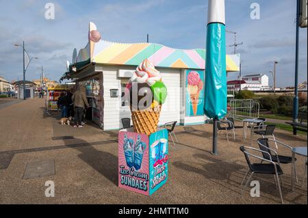 Grand cône de crème glacée annonçant des sortes de cônes de crème glacée sur le devant à Great Yarmouth Norfolk le jour de l'hiver Banque D'Images