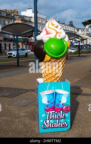 Grand cône de crème glacée annonçant des sortes de cônes de crème glacée sur le devant à Great Yarmouth Norfolk le jour de l'hiver Banque D'Images