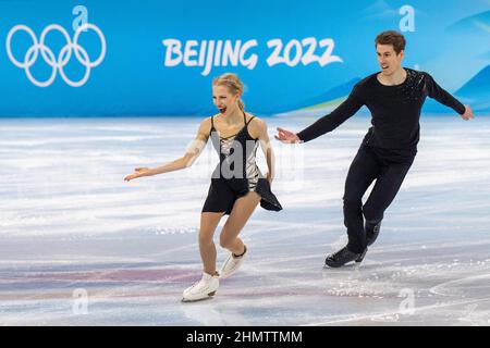 Pékin, Hebei, Chine. 12th févr. 2022. Les danseuses de glace finlandaises Juulia Turkkila et Maksym Nikitin participent à la danse du rythme aux Jeux olympiques d'hiver de 2022 à Beijing. (Credit image: © Mark Edward Harris/ZUMA Press Wire) Credit: ZUMA Press, Inc./Alamy Live News Banque D'Images