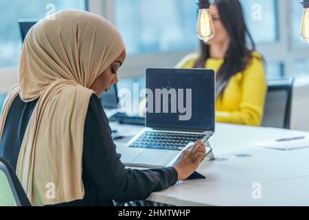 Formation aux entreprises et concept de bureau. Femme d'affaires afro-américaine portant un hijab qui travaille, tapant sur un pc (ordinateur). Femme entrepreneur assis Banque D'Images
