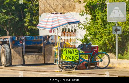 Tulum Mexique 02. Février 2022 cuisine de rue fruits et boissons sur la rue typique et paysage urbain à Tulum au Mexique. Banque D'Images