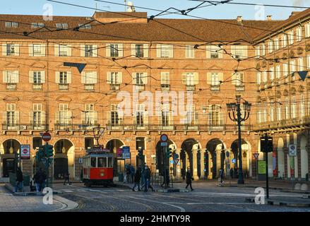 Tramway historique numéro 1 ('30s) en face du Palais de la Préfecture sur la place Piazza Castello, dans le centre de Turin, Piémont, Italie Banque D'Images