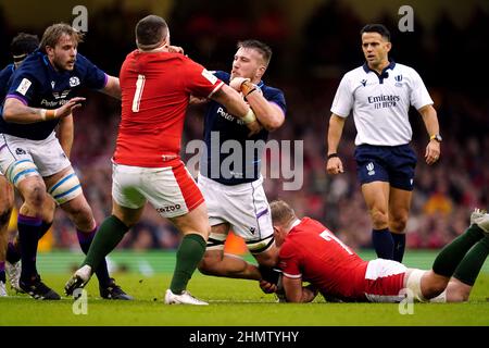 Walesn's Wyn Jones (à gauche) et Jac Morgan s'attaquent à Matt Fagerson en Écosse lors du match Guinness six Nations au stade de la Principauté de Cardiff. Date de la photo: Samedi 12 février 2022. Banque D'Images