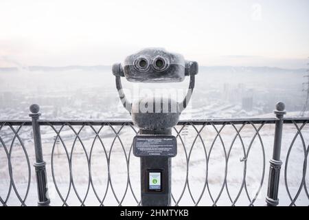 binoscope touristique sur la terrasse d'observation en sibérie en hiver. Photo de haute qualité Banque D'Images