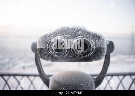 binoscope touristique sur la terrasse d'observation en sibérie en hiver. Photo de haute qualité Banque D'Images