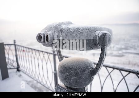 binoscope touristique sur la terrasse d'observation en sibérie en hiver. Photo de haute qualité Banque D'Images