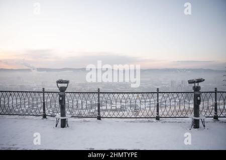 binoscope touristique sur la terrasse d'observation en sibérie en hiver. Photo de haute qualité Banque D'Images