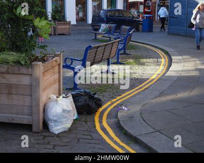 Sheerness, Kent, Royaume-Uni. 12th févr. 2022. Les employés du conseil ont récemment peint de nouvelles lignes jaunes doubles (« pas de parking ») derrière des bancs du centre-ville de Sheerness pour se divertir de certains résidents, qui se sont laissés demander qui/comment quelqu'un pourrait même s'y garer ? Crédit : James Bell/Alay Live News Banque D'Images