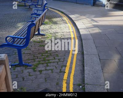 Sheerness, Kent, Royaume-Uni. 12th févr. 2022. Les employés du conseil ont récemment peint de nouvelles lignes jaunes doubles (« pas de parking ») derrière des bancs du centre-ville de Sheerness pour se divertir de certains résidents, qui se sont laissés demander qui/comment quelqu'un pourrait même s'y garer ? Crédit : James Bell/Alay Live News Banque D'Images