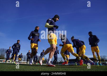 Les joueurs de Sutton United se réchauffent avant le match de la Sky Bet League Two au stade communautaire VBS de Londres. Date de la photo: Samedi 12 février 2022. Banque D'Images