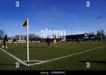 Les joueurs de Sutton United se réchauffent avant le match de la Sky Bet League Two au stade communautaire VBS de Londres. Date de la photo: Samedi 12 février 2022. Banque D'Images