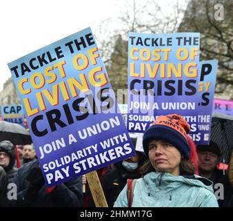 Manchester, Royaume-Uni, 12th février 2022. Manifestation sur les projets de loi sur les énergies fortes organisée par le Conseil des métiers de Manchester et l'Assemblée populaire de Manchester - l'austérité a coupé le tout. Les manifestants se sont rassemblés dans les jardins de Piccadilly, dans le centre de Manchester, au Royaume-Uni, avant de marcher dans le centre-ville. Des manifestations ont également lieu dans d'autres villes du Royaume-Uni. Les organisateurs disent : « les factures de carburant doivent augmenter de 54 % en avril, au même moment que la National Insurance augmente. L'inflation RPI est déjà de 7,5%. Les loyers et les taux d'intérêt sont en hausse". Crédit : Terry Waller/Alay Live News Banque D'Images