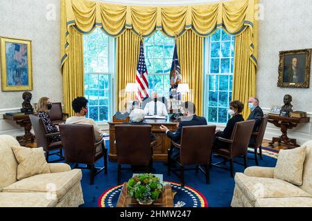 Le président Joe Biden reçoit une réunion d'information économique hebdomadaire, le jeudi 23 septembre 2021, dans le Bureau ovale. (Photo officielle de la Maison Blanche par Adam Schultz) Banque D'Images