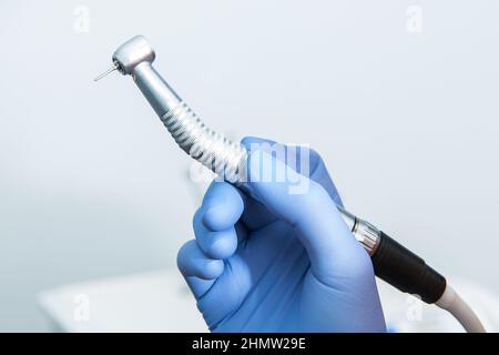 Dentiste médecin main tenant des outils de dentiste dans la clinique de dentiste Banque D'Images