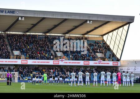 LONDRES, ROYAUME-UNI. FÉV 12th les deux équipes observent une minute d'applaudissements pour le "Memorial Day" avant le match de championnat Sky Bet entre Millwall et Cardiff City à la Den, Londres, le samedi 12th février 2022. (Credit: Ivan Yordanov | MI News) Credit: MI News & Sport /Alay Live News Banque D'Images