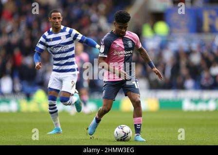 Tom Ince de Reading (à gauche) et Lucas Joao de Reading en action pendant le match du championnat Sky Bet au Select car Leasing Stadium, Reading. Date de la photo: Samedi 12 février 2022. Banque D'Images
