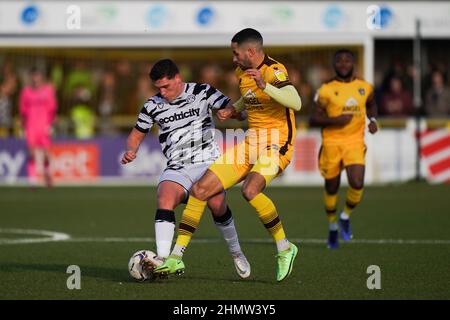 Joe Kizzi de Sutton United et Matthew Stevens de Forest Green Rovers se battent pour le ballon lors du match Sky Bet League Two au VBS Community Stadium, Londres. Date de la photo: Samedi 12 février 2022. Banque D'Images